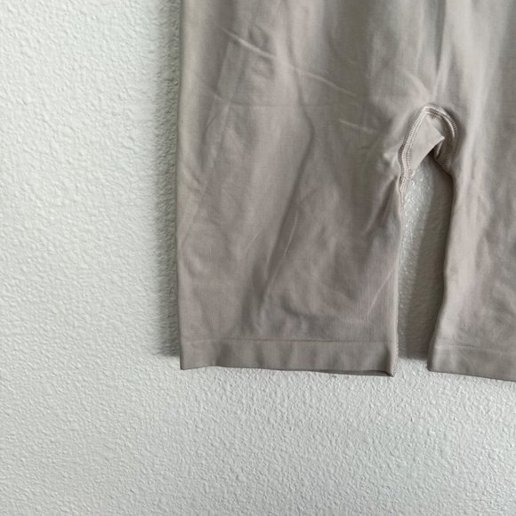 Gym shark beige cream workout shorts logo elastic waist  Size: M - Picture 3 of 6